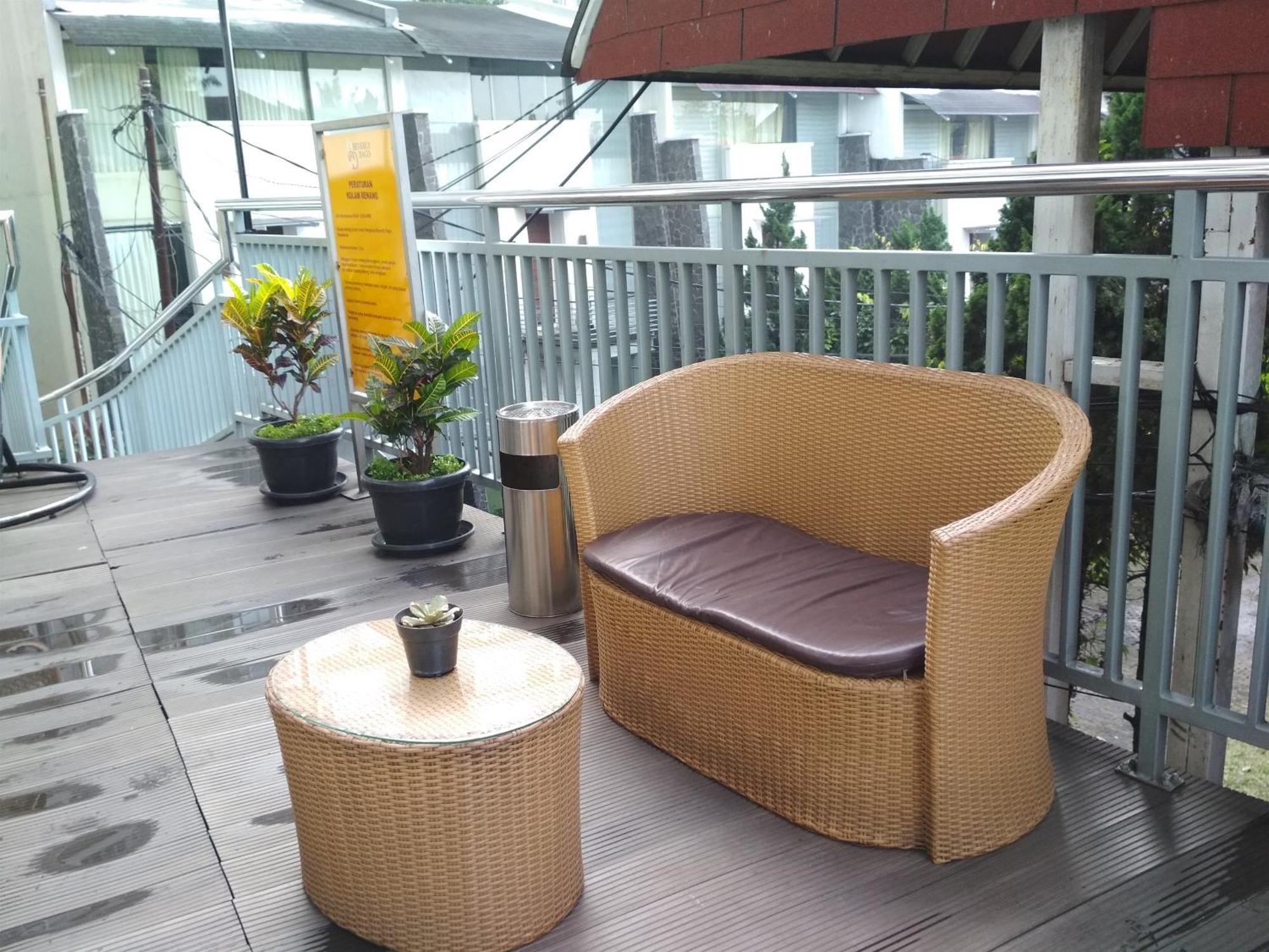 Simply And Comfy Studio Room Apartment Beverly Dago By Travelio Bandung Exterior foto
